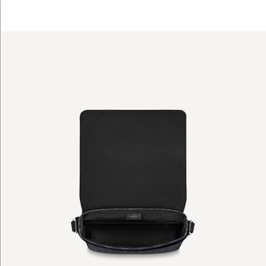 Louis Vuitton District PM NM crossbody messenger